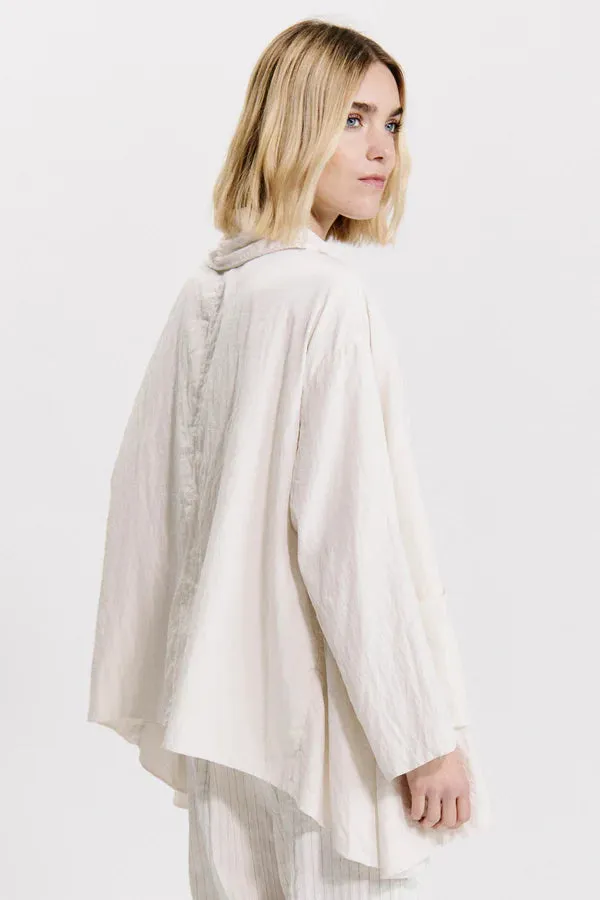 Double layered over jacket in silk blend with shawl collar and rounded bottom
